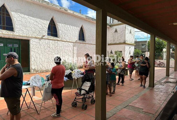 Esta mañana las familias esperando para recibir el bolsón en el edificio de Gálvez 881.