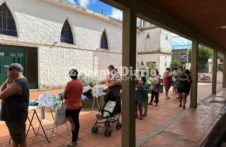 Esta mañana las familias esperando para recibir el bolsón en el edificio de Gálvez 881.