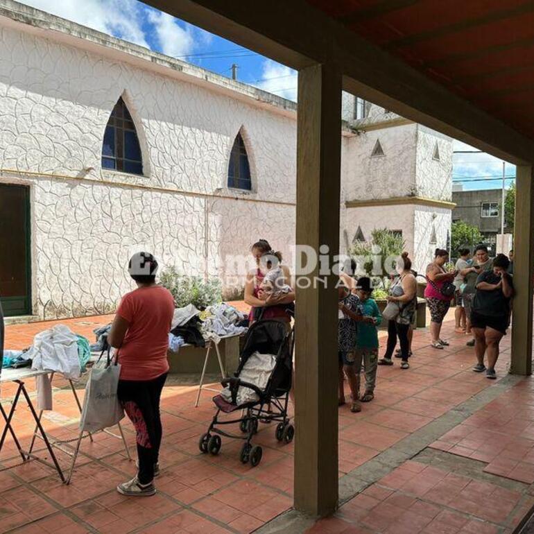 Esta mañana las familias esperando para recibir el bolsón en el edificio de Gálvez 881.
