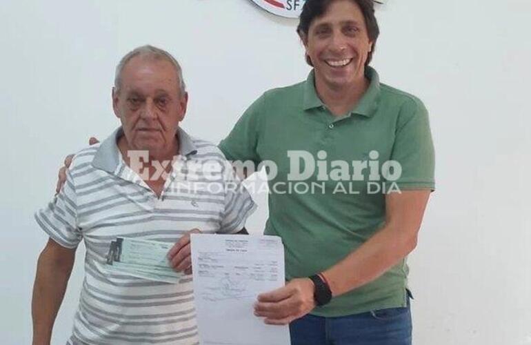 Imagen de La Comuna entregó aportes a la Cooperativa de Agua de la localidad