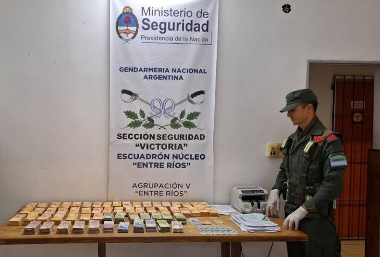 Imagen de Control de Gendarmería fiscalizó camión y halló una millonada sin declarar: fajos secuestrados