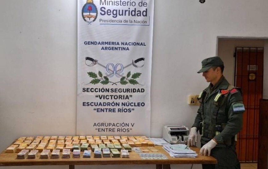 Imagen de Control de Gendarmer&iacute;a fiscaliz&oacute; cami&oacute;n y hall&oacute; una millonada sin declarar: fajos secuestrados