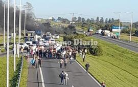 Imagen de Trabajadores de Acindar cortaron la autopista Rosario-Buenos Aires contra la paralizaci&oacute;n de la planta