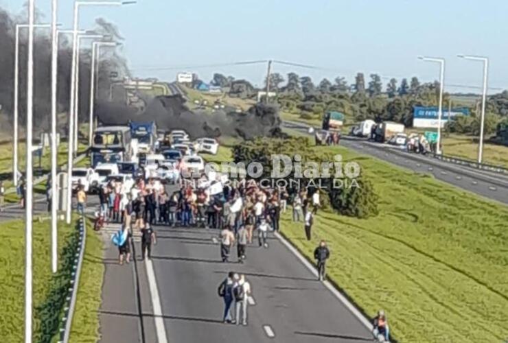 Imagen de Trabajadores de Acindar cortaron la autopista Rosario-Buenos Aires contra la paralización de la planta