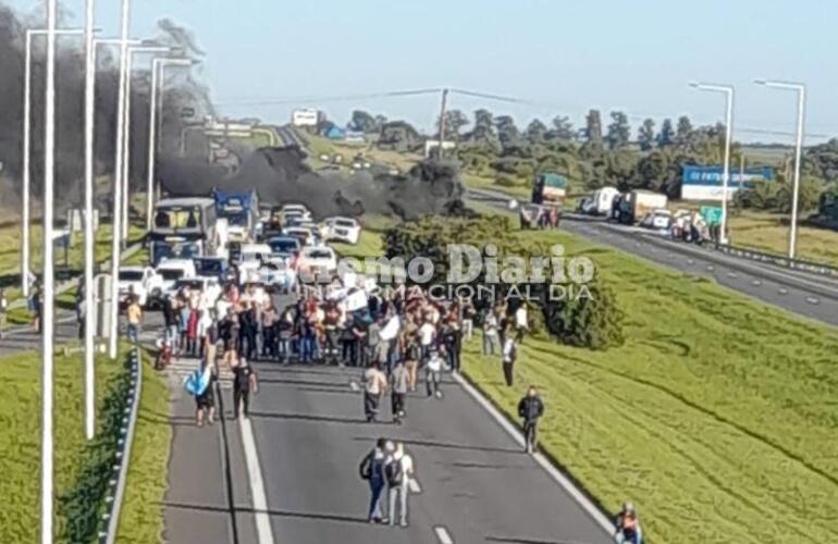 Imagen de Trabajadores de Acindar cortaron la autopista Rosario-Buenos Aires contra la paralización de la planta