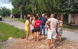 El intendente recorriendoe esta ma&ntilde;ana la zona del loteo Vel&aacute;zquez