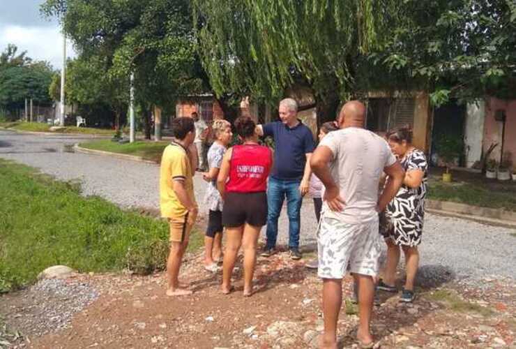 El intendente recorriendoe esta mañana la zona del loteo Velázquez