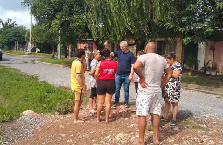 El intendente recorriendoe esta mañana la zona del loteo Velázquez