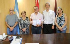 Imagen de Gerardo Elisei don&oacute; dos medallas centenarias de Pueblo Aguirre