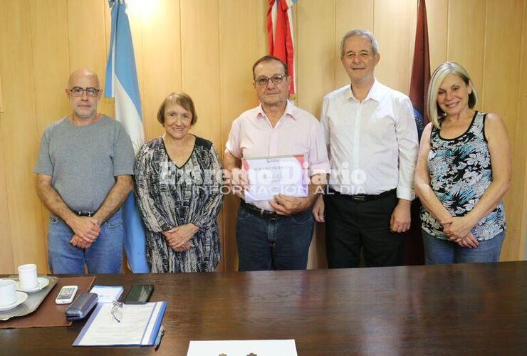 Imagen de Gerardo Elisei donó dos medallas centenarias de Pueblo Aguirre