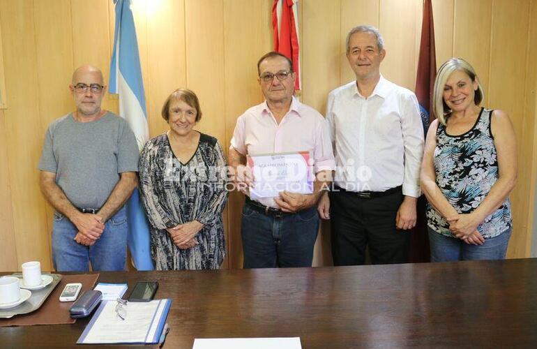 Imagen de Gerardo Elisei don&oacute; dos medallas centenarias de Pueblo Aguirre