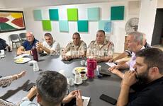 El intendente, legisladores y personal de fuerzas de seguridad esta mañana en el HCM.