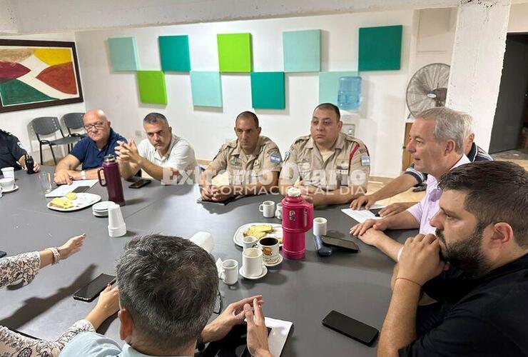 El intendente, legisladores y personal de fuerzas de seguridad esta mañana en el HCM.