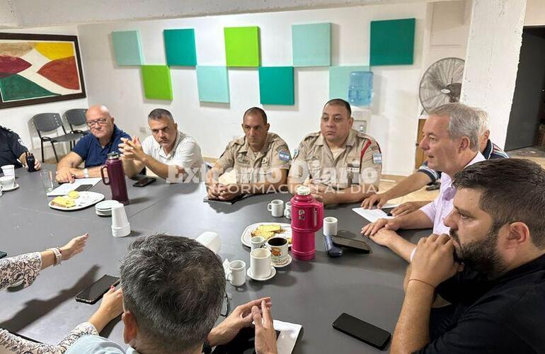 El intendente, legisladores y personal de fuerzas de seguridad esta mañana en el HCM.