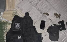 Imagen de Se escapaban en una moto y descartaron una mochila con balas, una granada y una amenaza escrita