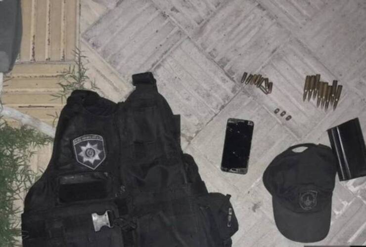 Imagen de Se escapaban en una moto y descartaron una mochila con balas, una granada y una amenaza escrita