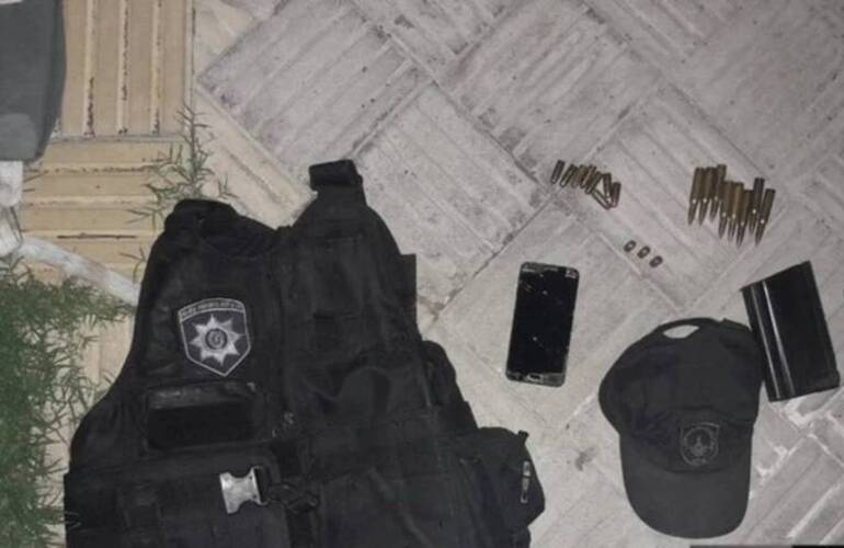 Imagen de Se escapaban en una moto y descartaron una mochila con balas, una granada y una amenaza escrita