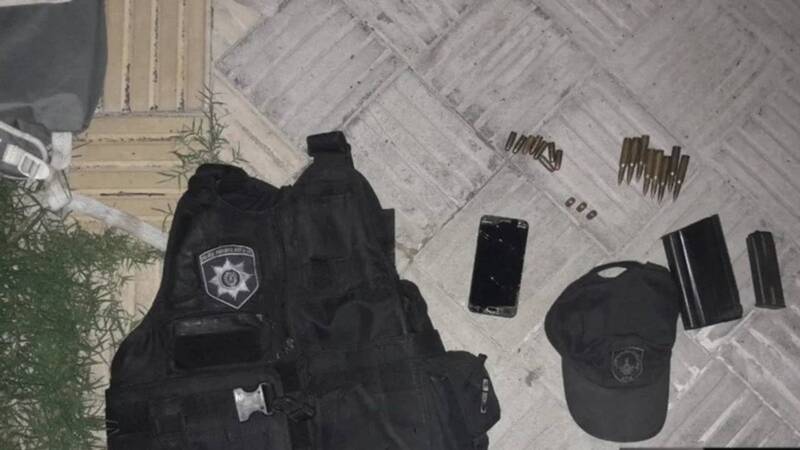 Imagen de Se escapaban en una moto y descartaron una mochila con balas, una granada y una amenaza escrita