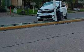 Imagen de Choc&oacute; contra columna de alumbrado p&uacute;blico