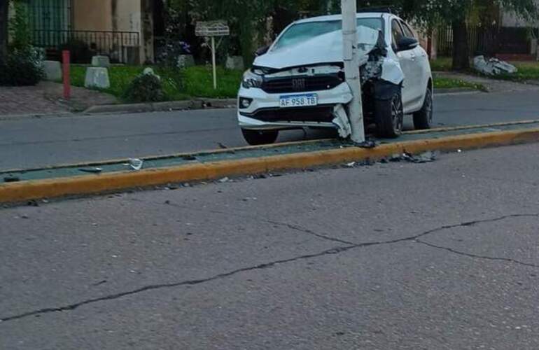 Imagen de Chocó contra columna de alumbrado público