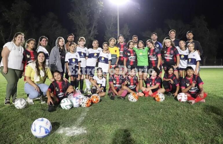 Imagen de Exitoso amistoso de f&uacute;tbol femenino en Fighiera