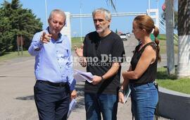 Imagen de Arroyo Seco: Recorrida por el acceso a la autopista para la futura construcci&oacute;n de bicisendas