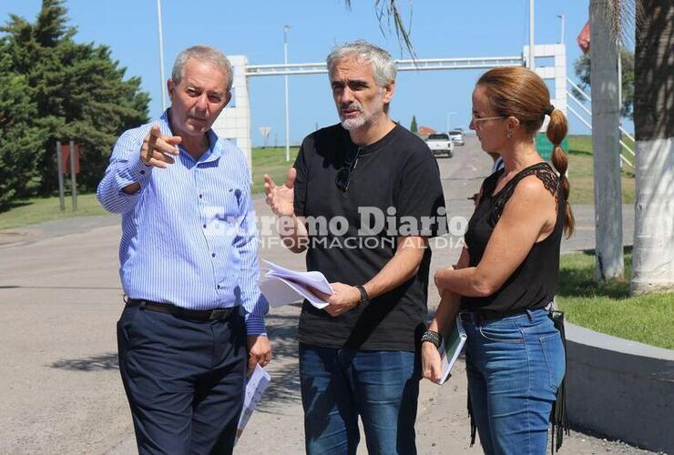 Imagen de Arroyo Seco: Recorrida por el acceso a la autopista para la futura construcción de bicisendas