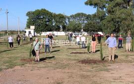 Imagen de Fighiera: Inauguraron el �Jard&iacute;n de los presentes�