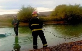 Imagen de Fue a lavar el auto, se olvid&oacute; de poner el freno de mano y termin&oacute; en el agua