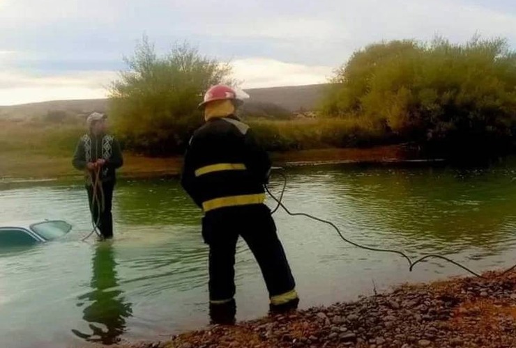 Imagen de Fue a lavar el auto, se olvidó de poner el freno de mano y terminó en el agua