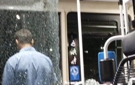 La imagen de uno de los ataques a colectivos este lunes por la noche (Rosario3)