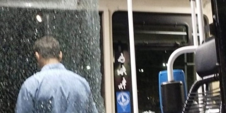 La imagen de uno de los ataques a colectivos este lunes por la noche (Rosario3)