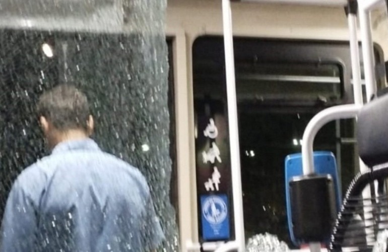 La imagen de uno de los ataques a colectivos este lunes por la noche (Rosario3)