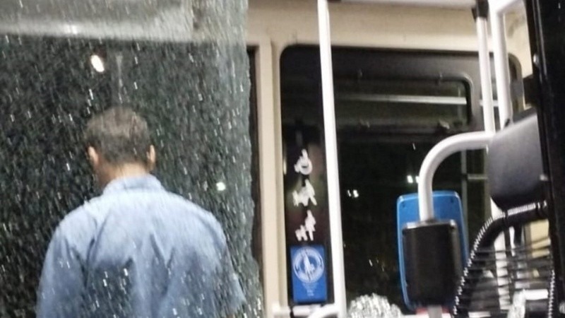 La imagen de uno de los ataques a colectivos este lunes por la noche (Rosario3)