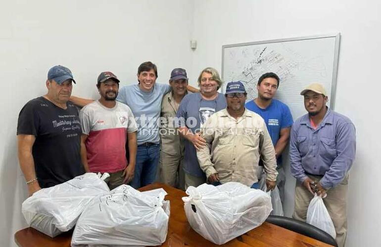 Imagen de La Comuna de Fighiera entregó ropa de trabajo a los empleados