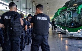 Imagen de Investigan agresi&oacute;n a un micro lleno de polic&iacute;as: piedrazo a una ventanilla