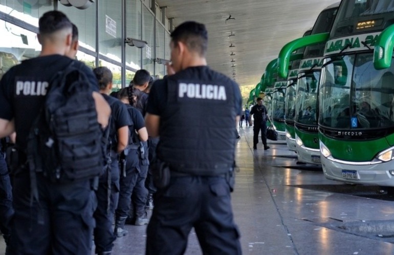 Imagen de Investigan agresión a un micro lleno de policías: piedrazo a una ventanilla