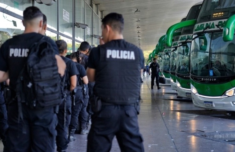 Imagen de Investigan agresión a un micro lleno de policías: piedrazo a una ventanilla