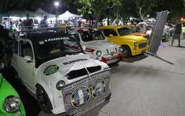 Imagen de Cerramos el gran Encuentro Litorale&ntilde;o Fiat 600 Club en la plaza 9 de julio