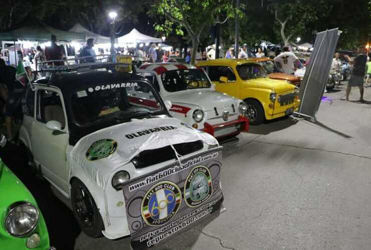 Imagen de Cerramos el gran Encuentro Litoraleño Fiat 600 Club en la plaza 9 de julio