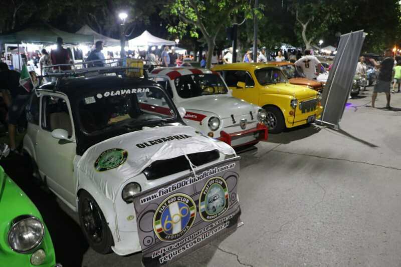 Imagen de Cerramos el gran Encuentro Litorale&ntilde;o Fiat 600 Club en la plaza 9 de julio