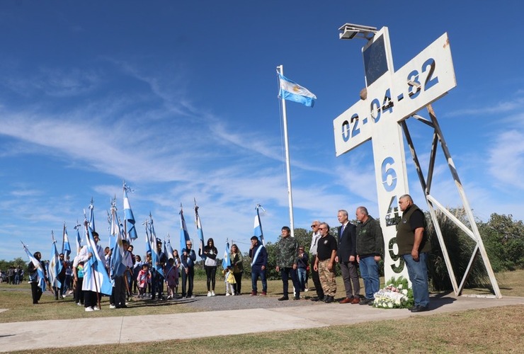 Imagen de #ActoOficial | Emocionante jornada por el Día del Veterano y de los Caídos en la guerra de Malvinas