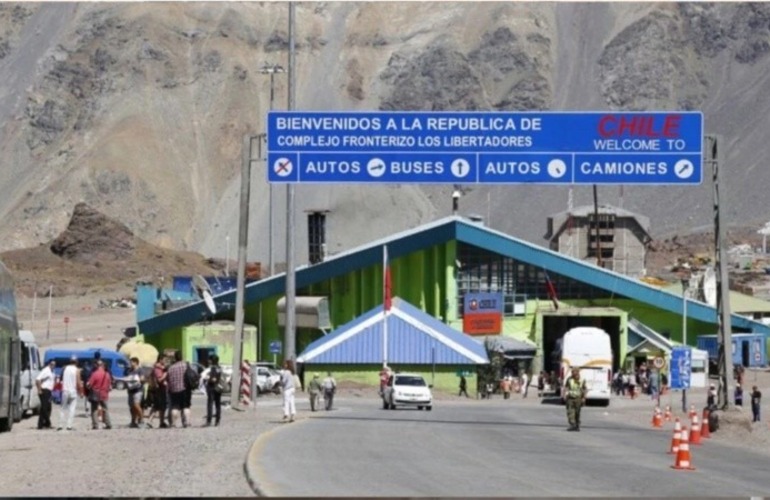 Imagen de Argentinos hicieron ocho horas de cola en autos para cruzar a Chile y hacer compras este fin de semana