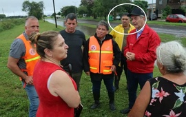 Petta junto al intendente Tonelli y dem&aacute;s autoridades durante el &uacute;ltimo temporal que afect&oacute; a la ciudad. Foto: Municipalidad