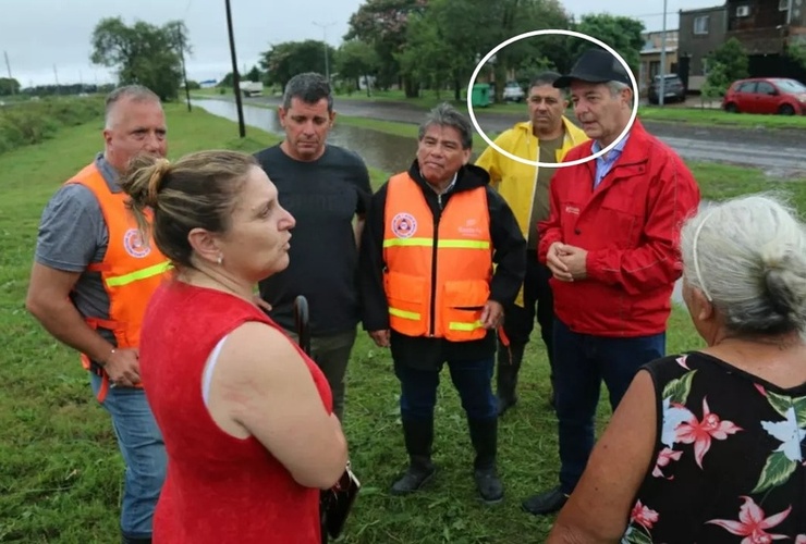 Petta junto al intendente Tonelli y demás autoridades durante el último temporal que afectó a la ciudad. Foto: Municipalidad