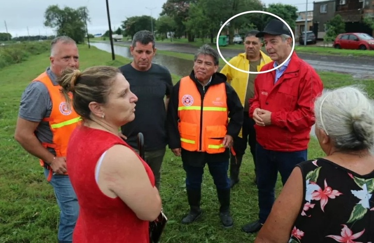 Petta junto al intendente Tonelli y demás autoridades durante el último temporal que afectó a la ciudad. Foto: Municipalidad