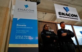 Efectivos de la Polic&iacute;a Federal en la puerta de la oficina local del Enacom (Alan Monz&oacute;n/Rosario3)