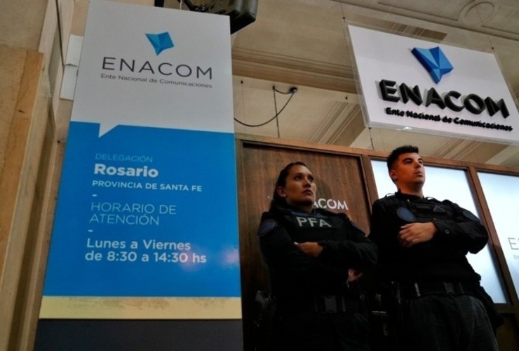 Efectivos de la Policía Federal en la puerta de la oficina local del Enacom (Alan Monzón/Rosario3)