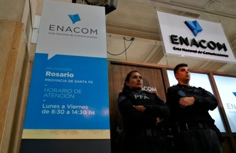 Efectivos de la Policía Federal en la puerta de la oficina local del Enacom (Alan Monzón/Rosario3)