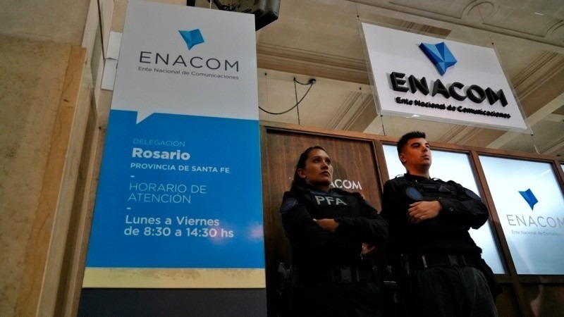 Efectivos de la Polic&iacute;a Federal en la puerta de la oficina local del Enacom (Alan Monz&oacute;n/Rosario3)